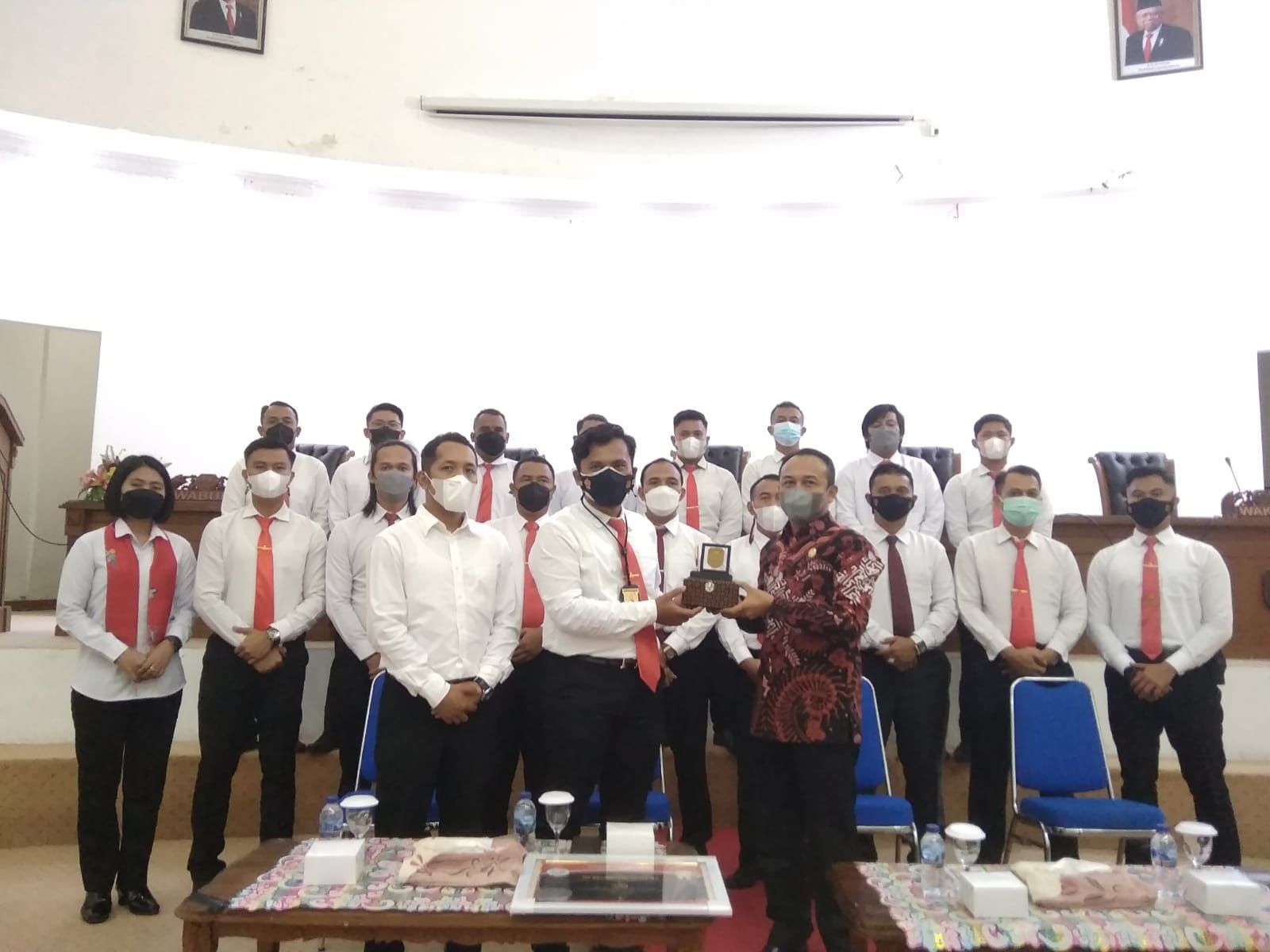Ketua DPRD Kepahiang Windra Purnawan SP Beri Penghargaan Kepada Kasat Reskrim 