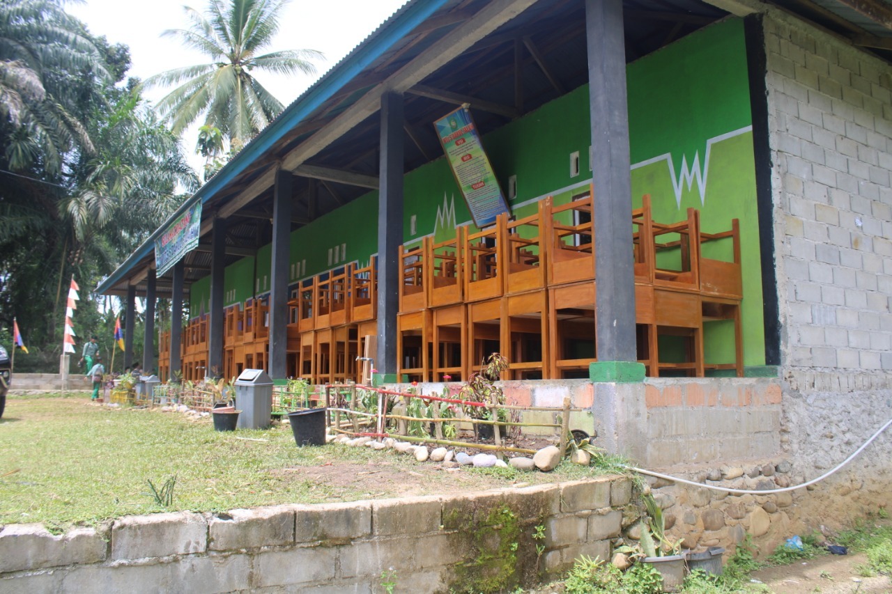 Hibah Kursi dan Meja Untuk Sekolah 