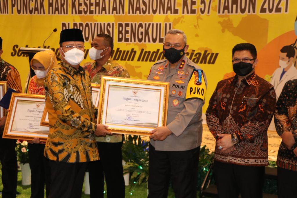 Kapolda Bengkulu Terima Penghargaan 
