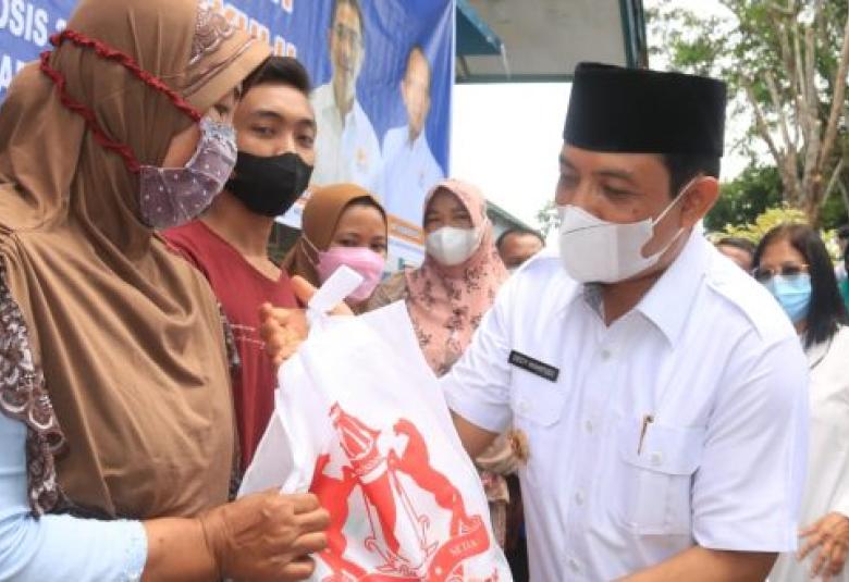 Wakil Walikota Bengkulu Dedy Wahyudi Berikan Paket Sembako Untuk Warga yang Sudah Melaksanakan Vaksin 