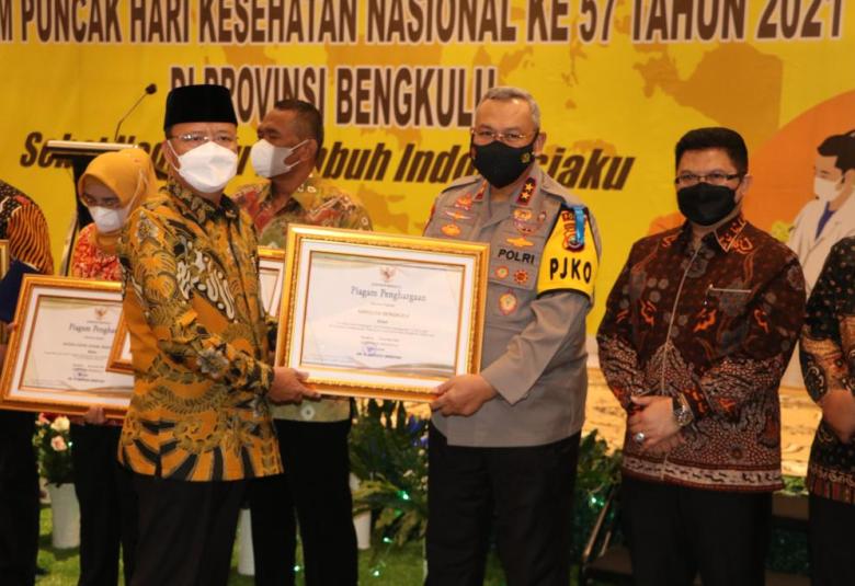 Kapolda Bengkulu Terima Penghargaan 
