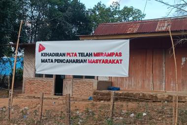 Spanduk bertuliskan Kehadiran PLTA Telah Merampas Mata Pencaharian Masyarakat yang di Bentangkan didepan Rumah Warga dan Proyek PLTA Kerinci, Jambi. Foto/Dok: Kolase Istimewa